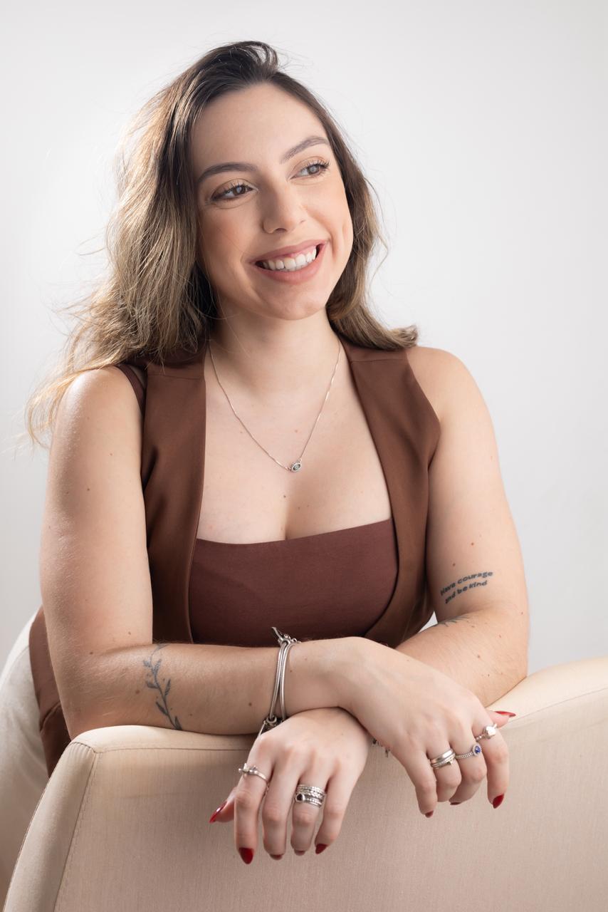 Karina Bertozzi, psicóloga, em retrato acolhedor.